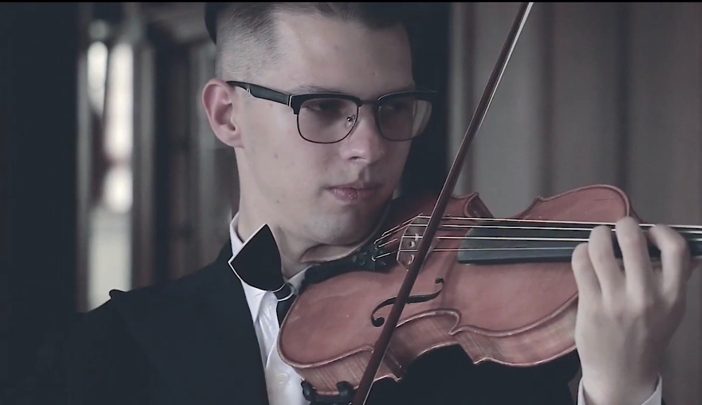 Arsen Kovalenko jouant du violon lors d'un concert