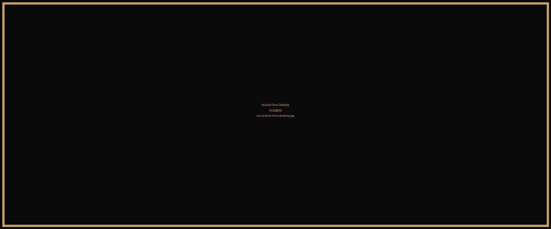 Mains d'enfant touchant un piano, symbole d'apprentissage et d'espoir